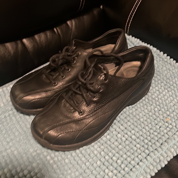 Women’s black leather dansko work shoes - Picture 3 of 3